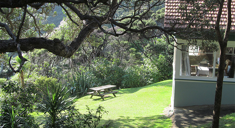 Keddle House - Front lawn and picnic table.