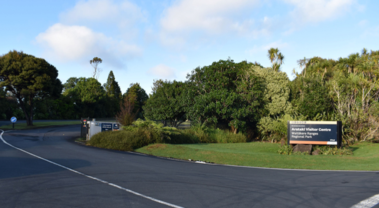 Arataki Visitor Centre CSC overnight parking area — Entrance to the Arataki precinct.