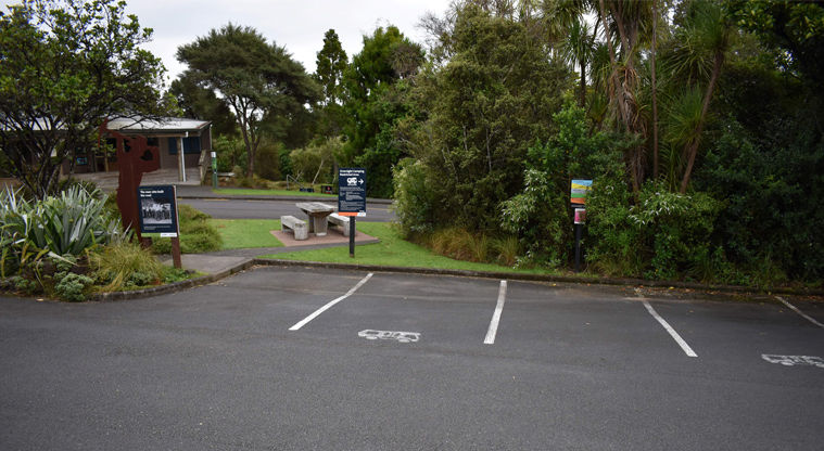 Arataki Visitor Centre CSC overnight parking area — Parking bays by a picnic table.