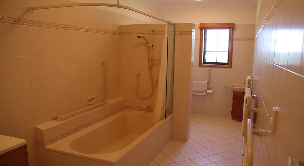 Courtyard House: bathroom