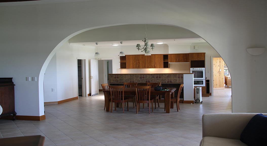 Courtyard House: dining room