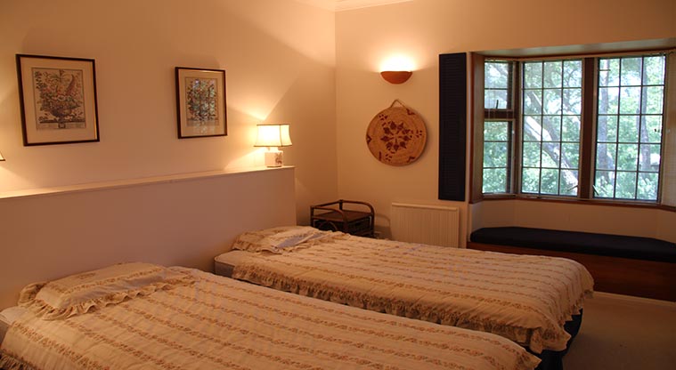 Courtyard House: bedroom with two single beds
