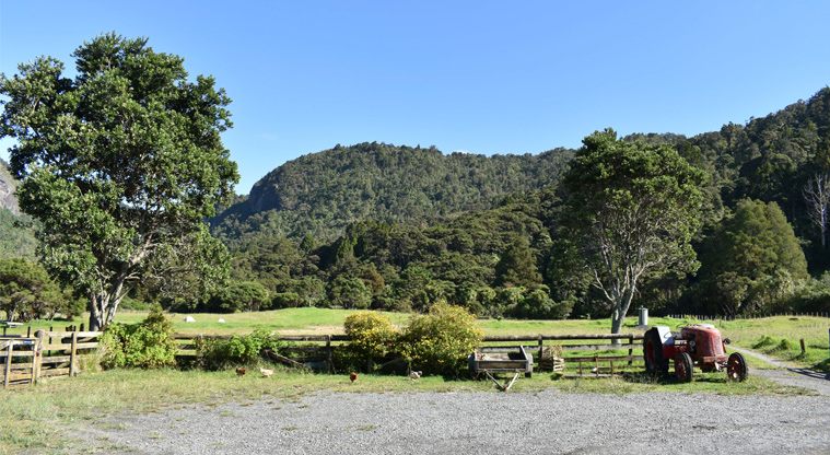 Barn Paddock CSC overnight parking area — Gravel carpark.