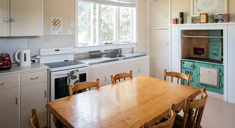 Te Kuiti Cottage - Kitchen and dining area.