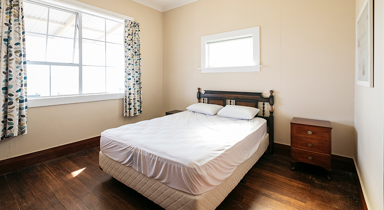 Te Kuiti Cottage - Queen bedroom.