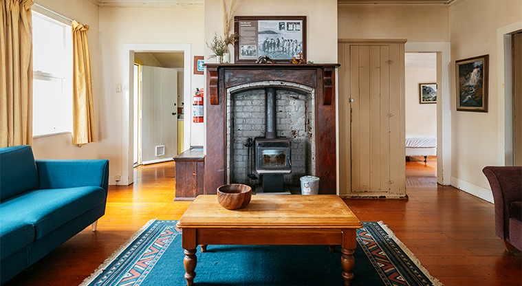 Barr Cottage — Lounge.