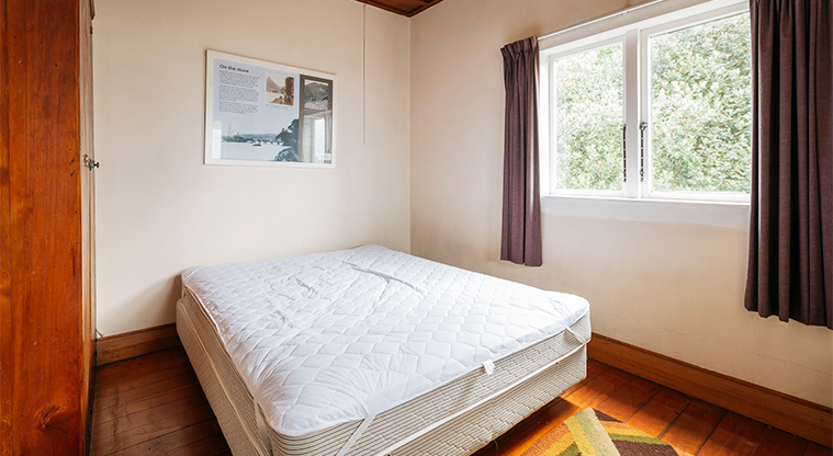 Barr Cottage — Queen bedroom.