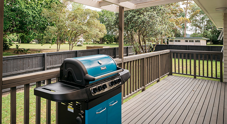 Kaipātiki Bach - Deck with a barbecue.