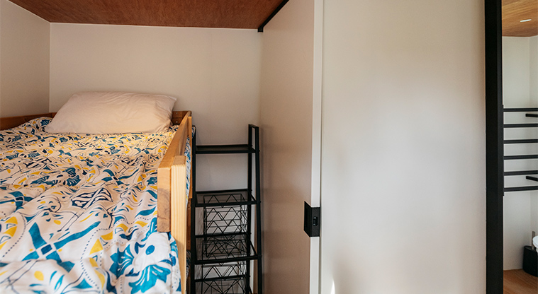 Mahana tiny home - Bunk bedroom on the lower level.