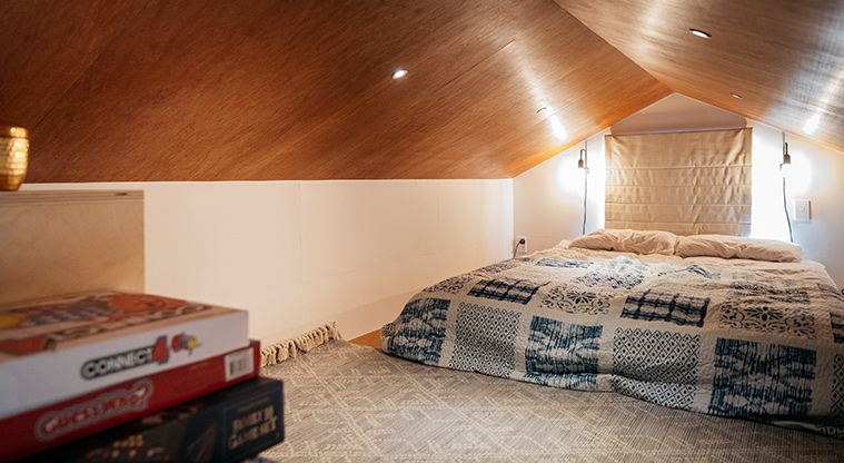 Mahana tiny home - Queen bed on the upper level.