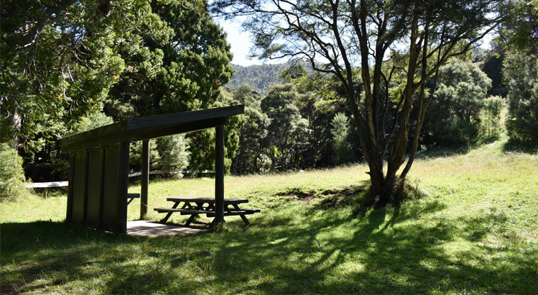 Karamatura Valley campground — Shaded picnic table.