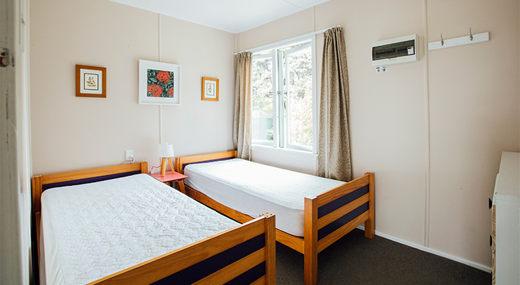 Baileys Cottage - Bedroom with single beds.