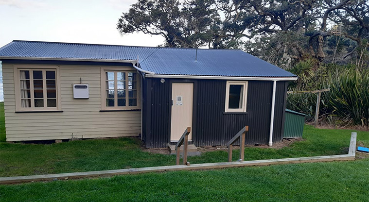 Big Bay Bach – External view of the back of the bach.