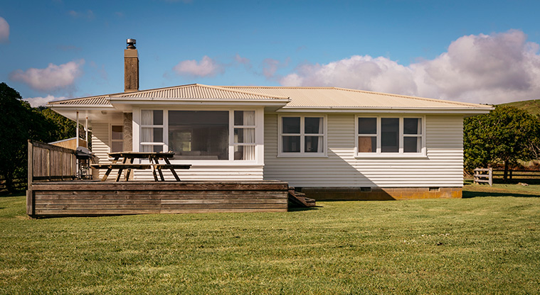 Tapapakanga Bach - Exterior of the bach.