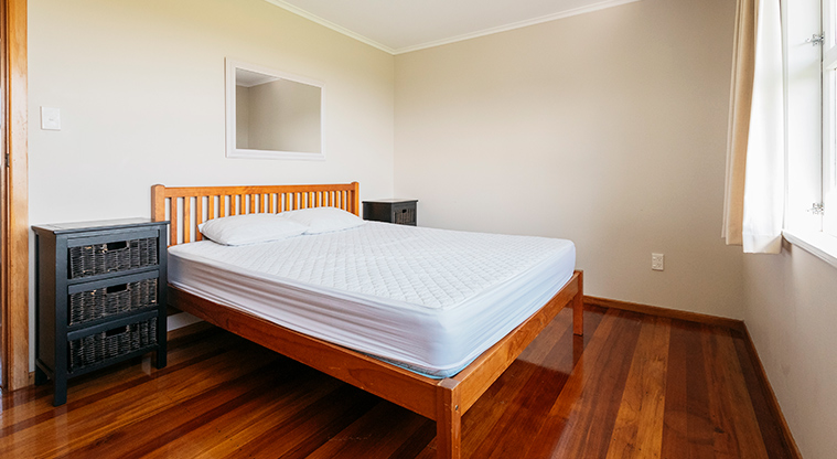 Tapapakanga Bach - King bedroom.