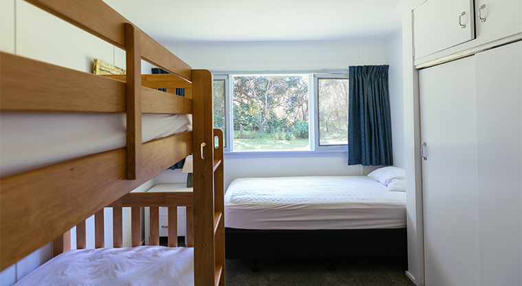 Wenderholm Beach House - Single bedroom with bunks.
