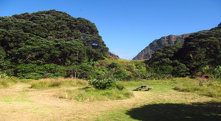 Tunnel campsite - Camping area and picnic table.