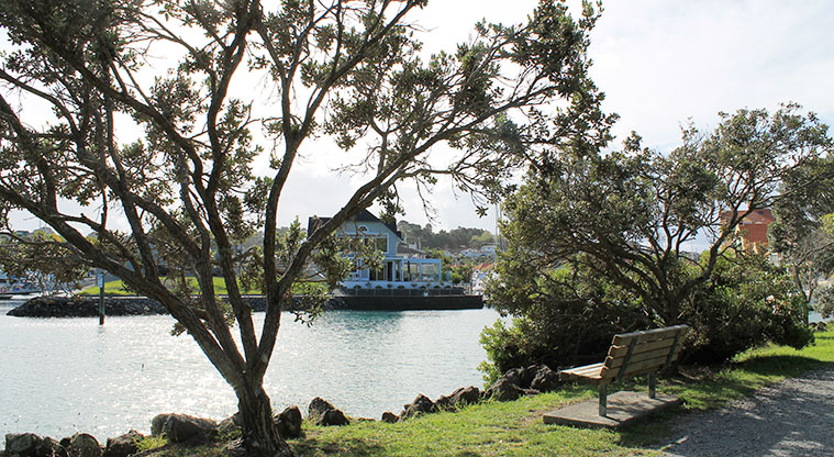 98 Pinecrest Drive - Seating overlooking the marina. Photo credit: M Loubser.