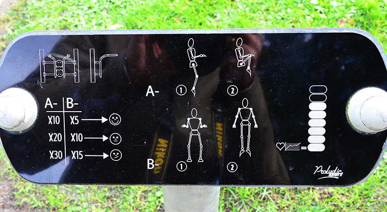 Waiake / Aickin Reserve - Sign showing how to use the arm workout equipment. Photo credit: Aleksandar Ćirilović.