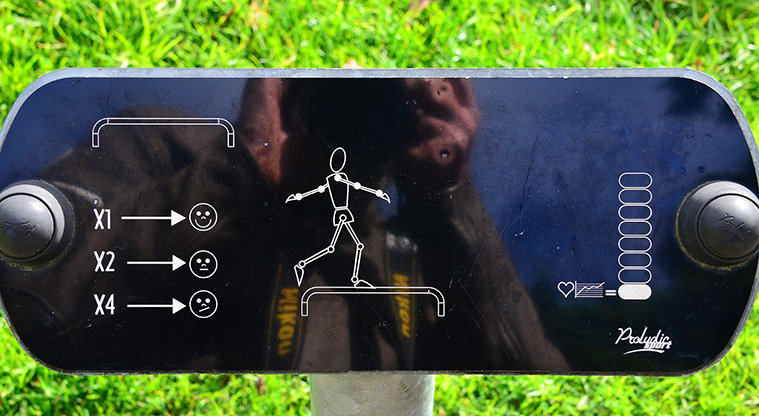 Waiake / Aickin Reserve - Sign showing how to use the balance bar. Photo credit: Aleksandar Ćirilović.