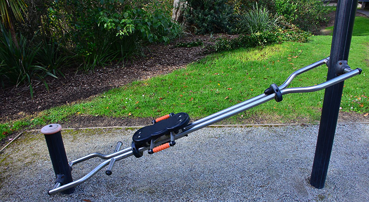 Waiake / Aickin Reserve - A piece of fitness equipment. Photo credit: Aleksandar Ćirilović.