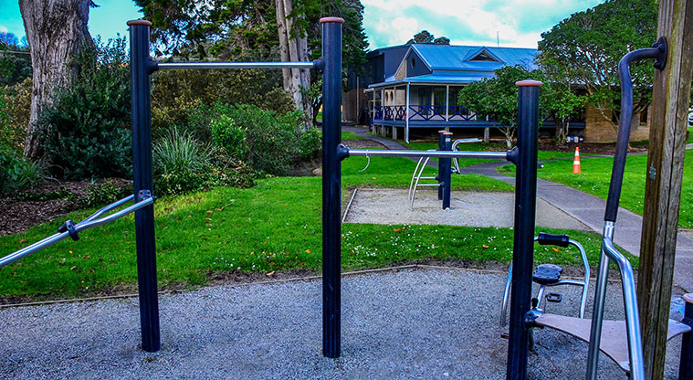 Waiake / Aickin Reserve - A piece of fitness equipment. Photo credit: Aleksandar Ćirilović.