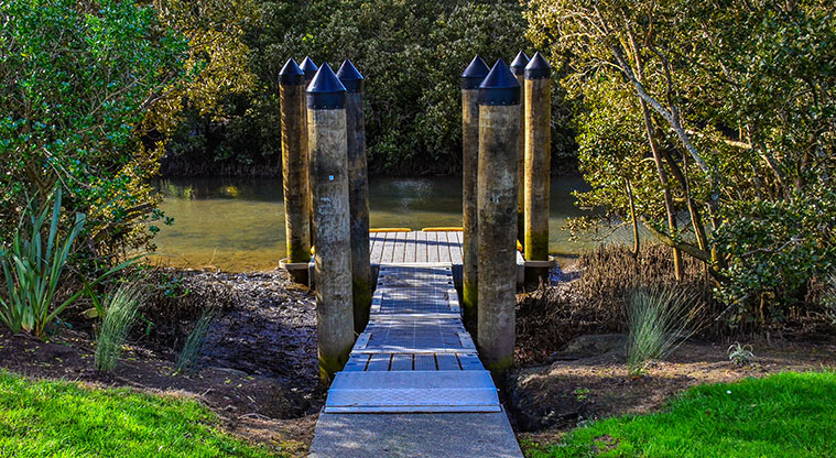 Waiake / Aickin Reserve - Narrow jetty and wharf. Photo credit: Aleksandar Ćirilović.