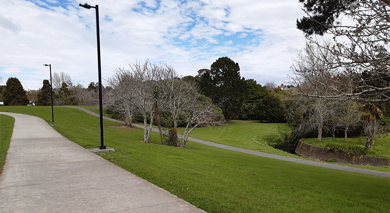 Alan Wood Reserve – Section of the shared path with the gravel path running alongside. Photo credit: S Hulse.