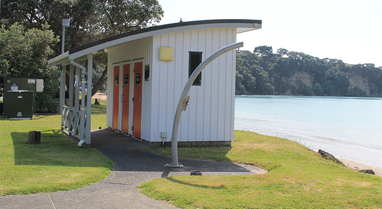 Arkles Bay Beachfront Reserve - Toilets and outdoor shower. Photo credit: M Loubser.