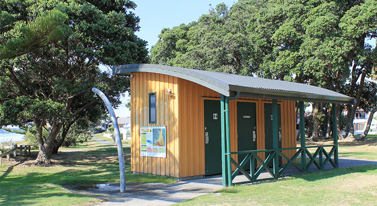 Arundel Reserve - Toilets and outdoor shower. Photo credit: M Loubser.