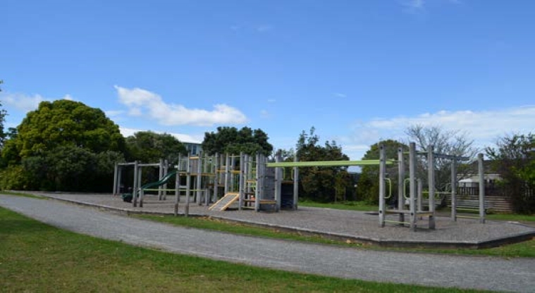 Bayswater Park – Playground with climbing equipment, parallel bars, slide, swing and more.