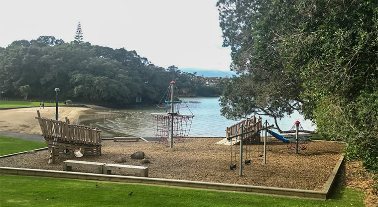 Āmio / Blockhouse Bay Beach Reserve – Playground with swings, climbing net, rocker and seating
