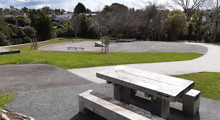 Ō-kauri-rahi / Ceramco Park – Picnic table and seating with the skate area in the background.