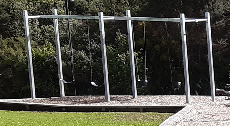 Ō-kauri-rahi / Ceramco Park – Swings.