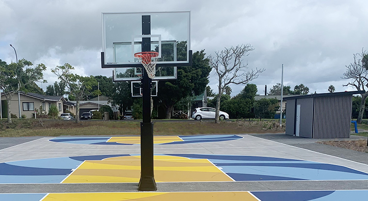 Ngahere Ki Uta / Clarks Beach Recreational Reserve and Golf Club - Basketball courts with the toilets in the background.