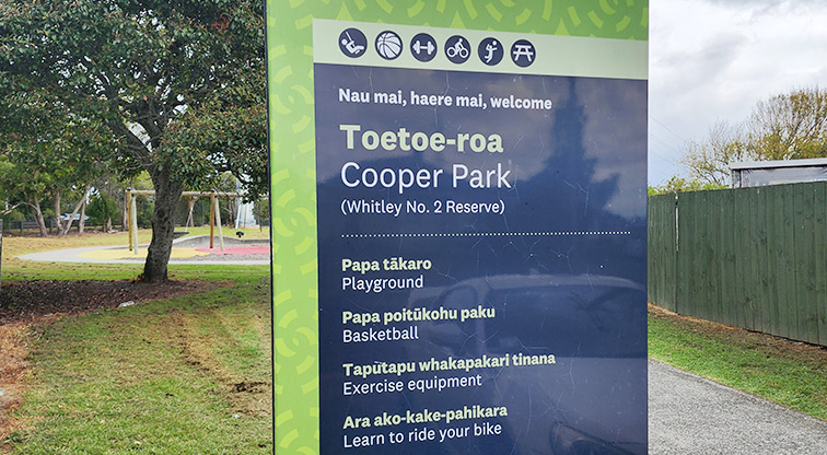 Toetoe-roa / Cooper Park - Sign at the entrance to the park with a list of what is at the park in Te Reo and English.