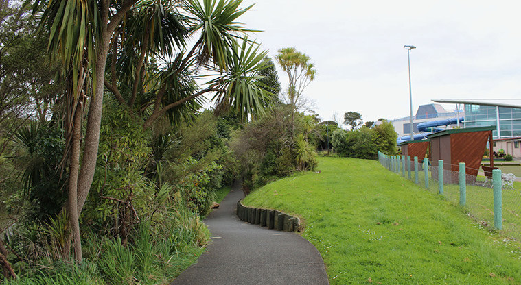 Cranwell Park - Path that leads through the trees and behind the bowling club.