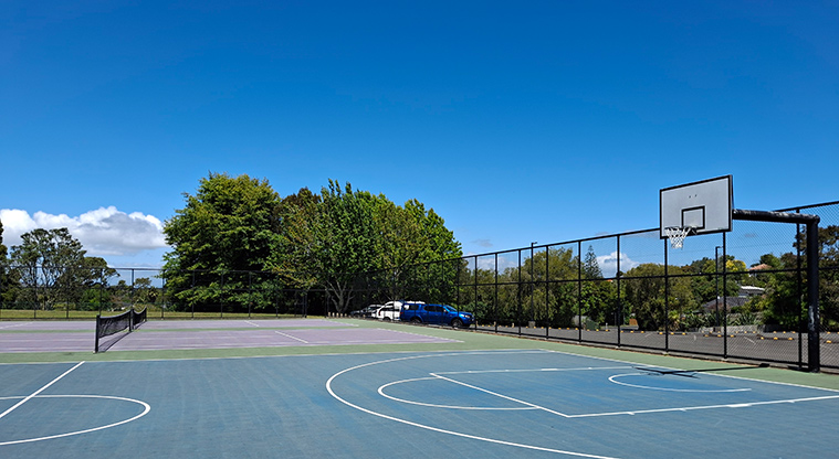 Tahurangi / Crum Park - Fully fenced basketball court with the tennis courts in the background. Photo credit: T Hodder.