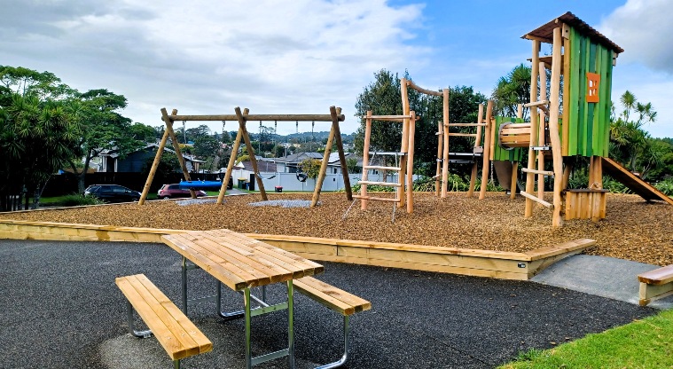 Dalmatia Green - Picnic table with the playground in the background.