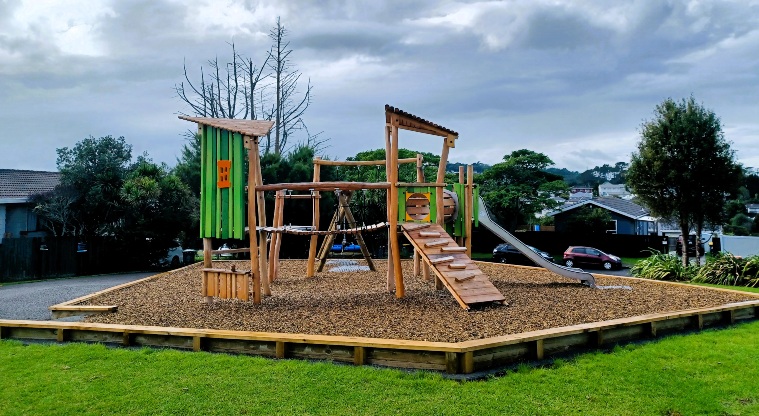 Dalmatia Green - Playground with climbing ramps, wobbly bridge, play towers and a slide.