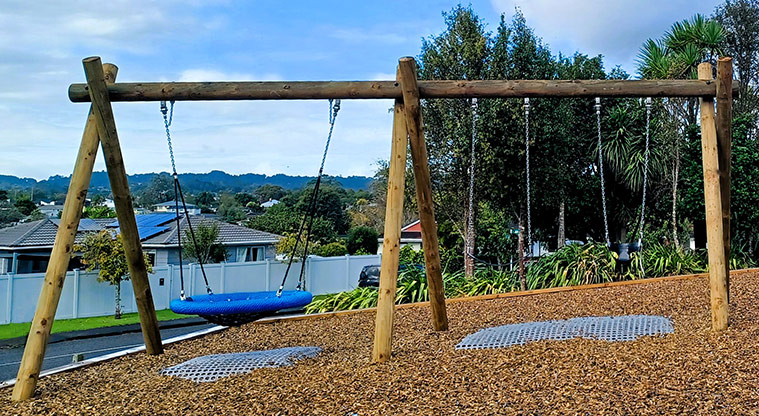 Dalmatia Green - Set of three swings including a basket swing.