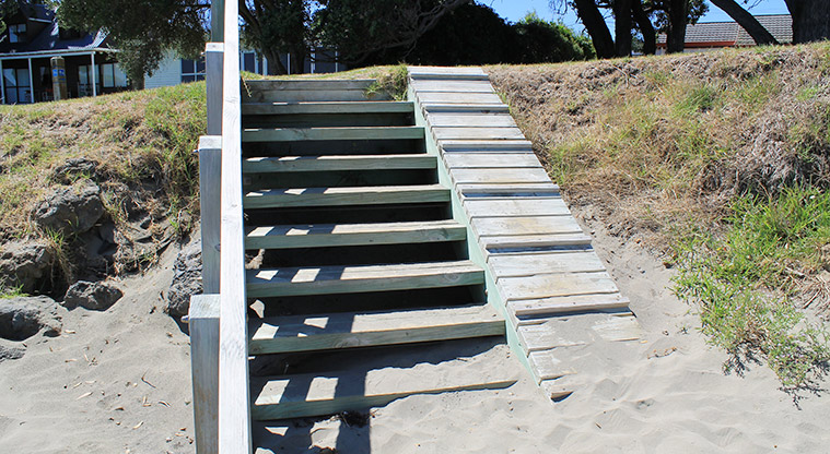 De Luen Avenue Beachfront Reserve - Steps and narrow ramp down to the beach. Photo credit: M Loubser.