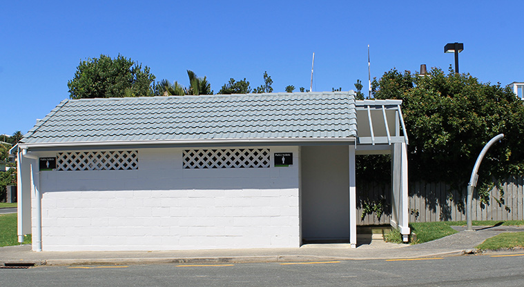 De Luen Avenue Beachfront Reserve - Toilet block and outdoor shower on the corner of Hardley Avenue and Tindalls Bay Road. Photo credit: M Loubser.