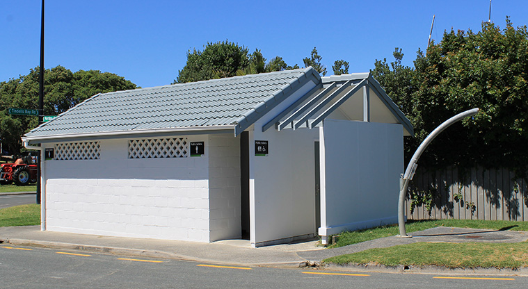 De Luen Avenue Beachfront Reserve - Toilet block and outdoor shower on the corner of Hardley Avenue and Tindalls Bay Road. Photo credit: M Loubser.