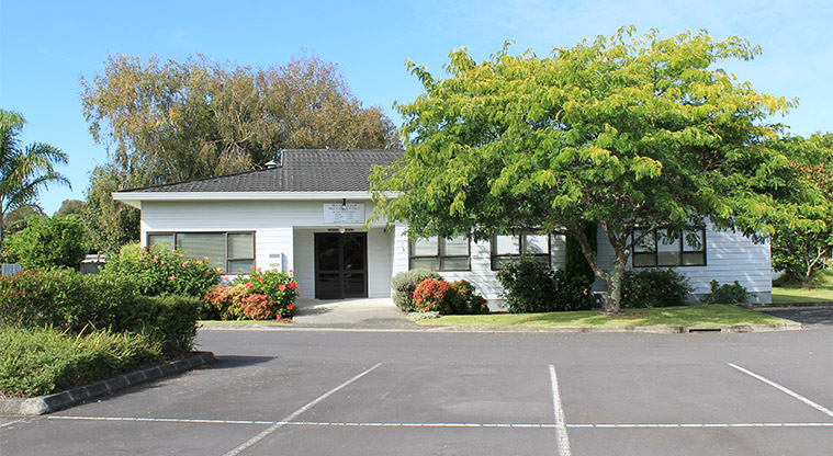 Edith Hopper Park - Section of the car park with the Hibiscus Bridge Club building in the background. Photo credit: M Loubser.