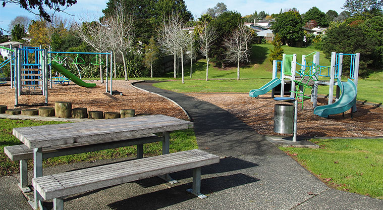 Maire / Emerald Valley Park – Playgrounds for older and younger children with a picnic table and seating in the foreground. Photo credit: Tracey Hodder.