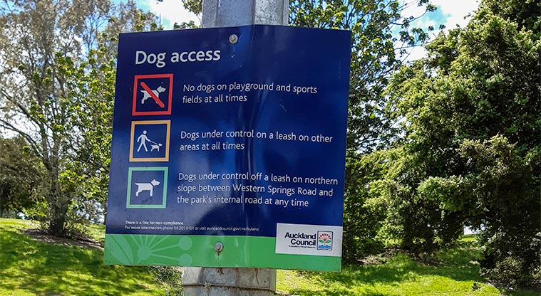 Fowlds Park - Sign showing the dog access rules for the park.