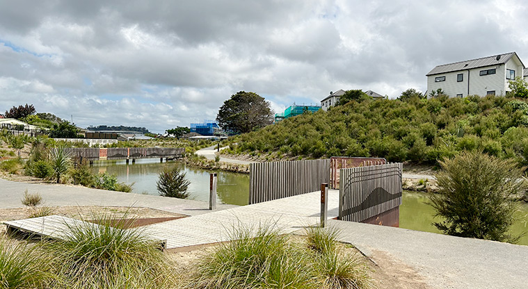 Freeland Reserve - The lookout platform over a section of the pond. Photo credit: S Hulse.