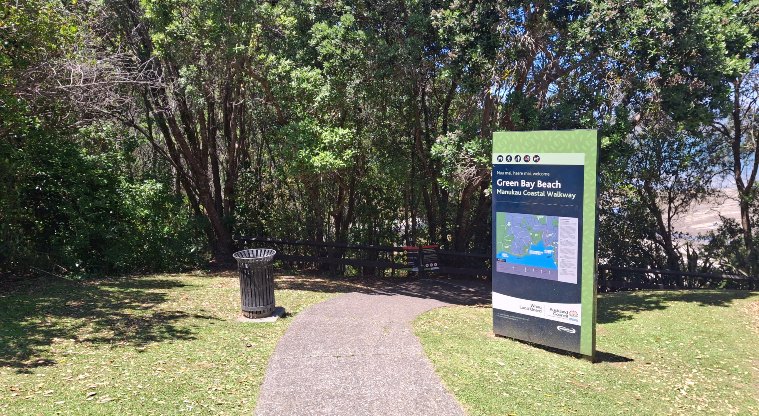 Tauihu / Green Bay Beach - Sign board showing the map and park rules for the Manukau Coastal Walkway. Photo credit: T Hodder.