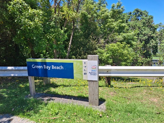 Tauihu / Green Bay Beach - Sign at the Portage Road entrance. Photo credit: T Hodder.